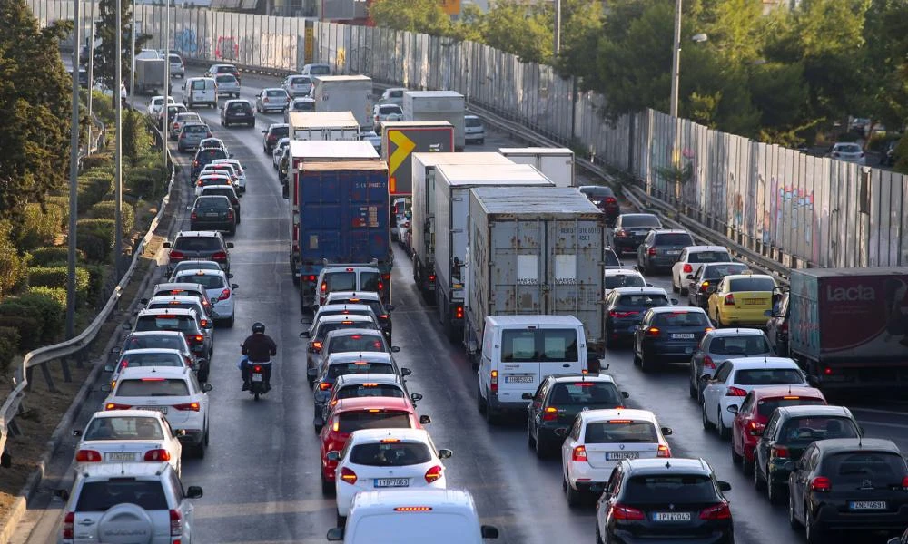 Σύγκρουση νταλίκας με ΙΧ και δύο μοτοσικλέτες στο ύψος του Ρέντη